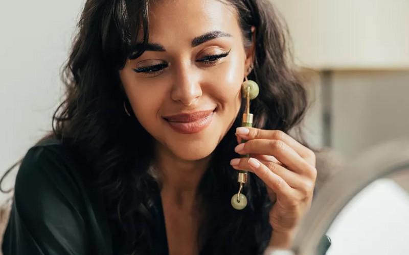 how do you use a jade roller